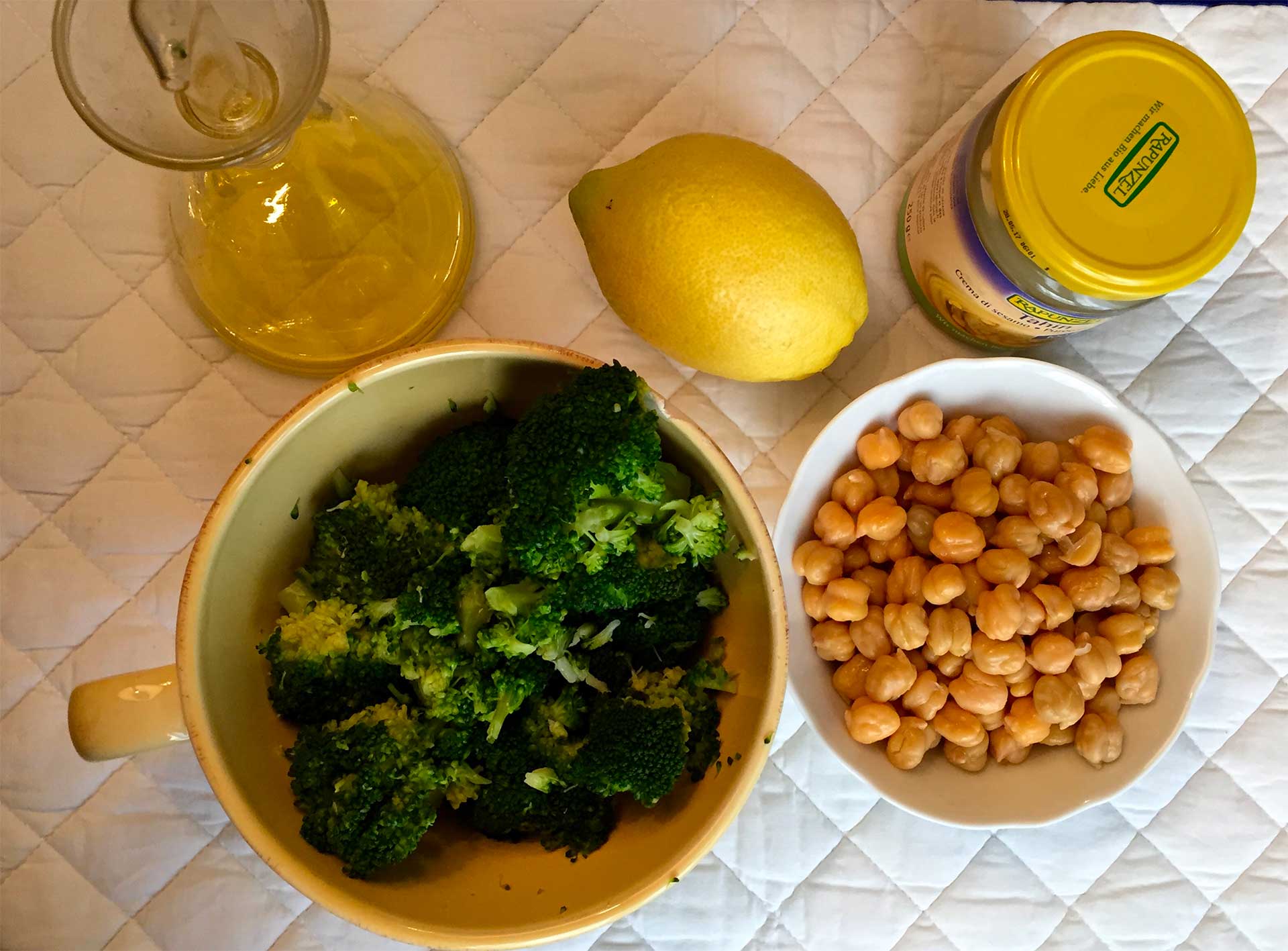 HUMMUS DI CECI CON BROCCOLI E LIMONE