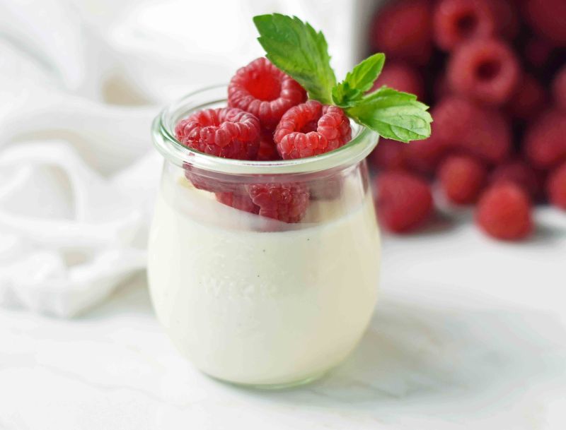 Merenda sana con yogurt e frutta