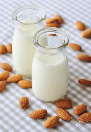 latte di mandorla fatto in casa