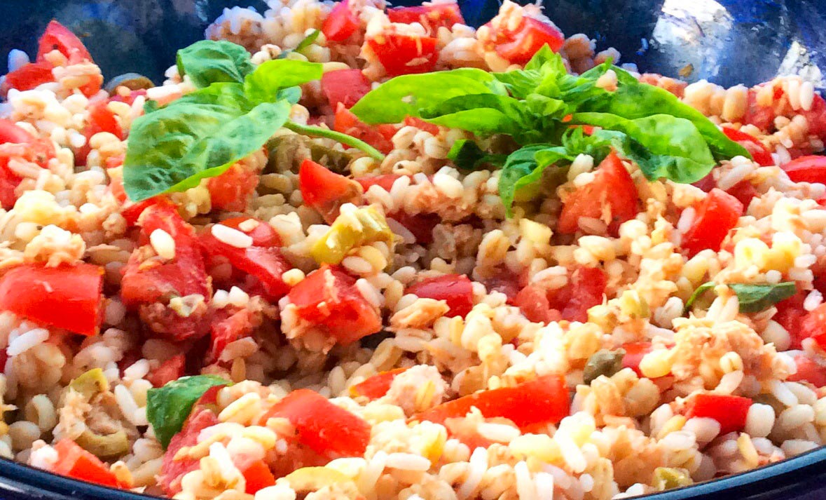Insalata di farro, con sgombro, olive e pomodoro, ricetta dietetica, facile, veloce