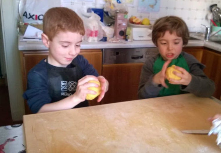 bambini cucinare biscotti