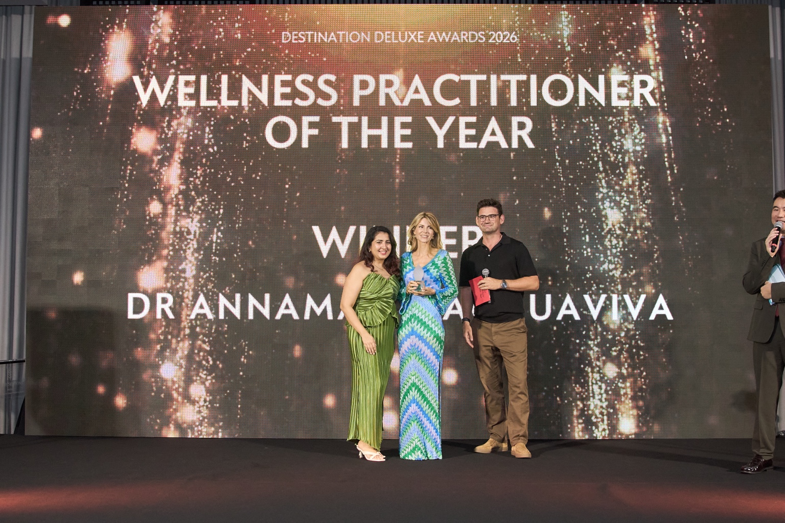 Annamaria Acquaviva sul palco dei Destination Deluxe Awards 2026 a Bangkok con il premio Wellness Practitioner of the Year.